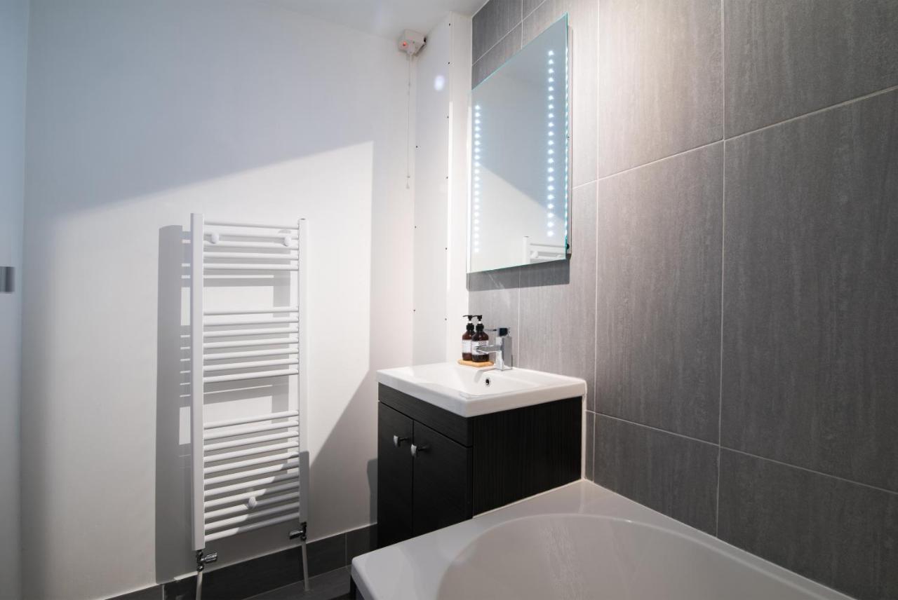 Immaculate 3 Bed House - Stunning Balcony Views Daire Matlock  Dış mekan fotoğraf
