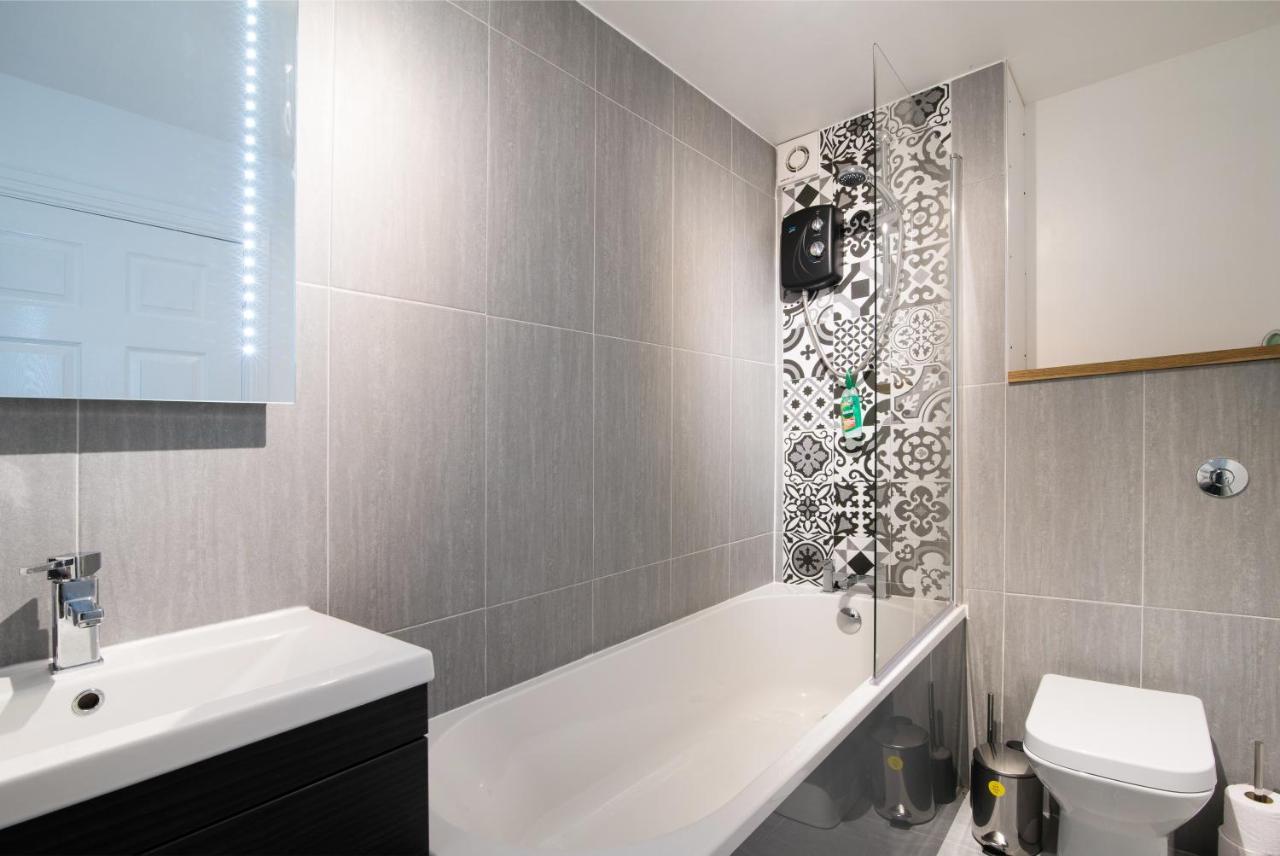 Immaculate 3 Bed House - Stunning Balcony Views Daire Matlock  Dış mekan fotoğraf